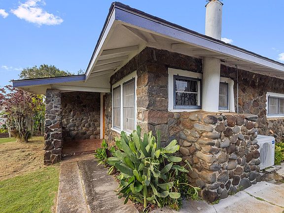 2nd image of 1697 Haiku Rd