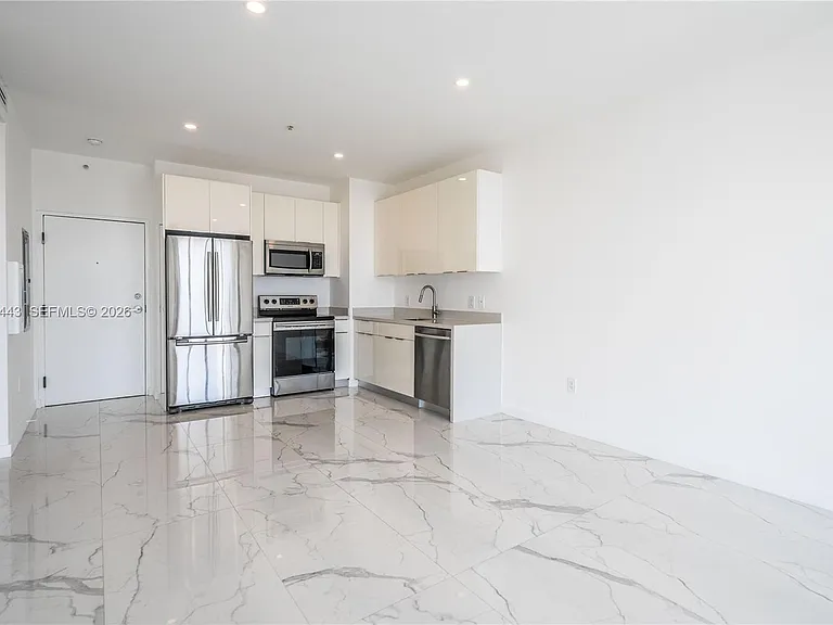 8425 Crespi Blvd #303 — Photo 7