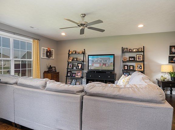 3rd image of 5555 Goldenrod Ln