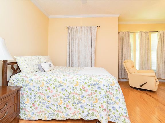 4th image of 2064 Parkview Dr S