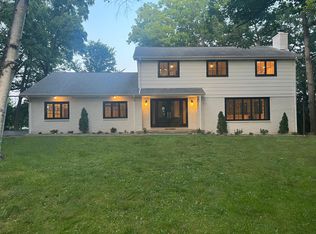 203 Rivers Dr, Lake Bluff, IL 60044