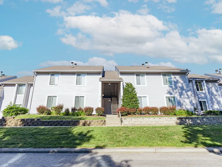 Exterior Walkup Apartment Building at Woodbridge Apartments Bloomington