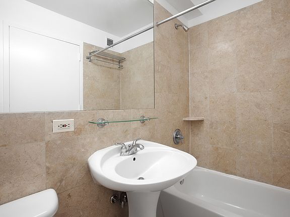 4th image of 360 W 43rd St APT S21c