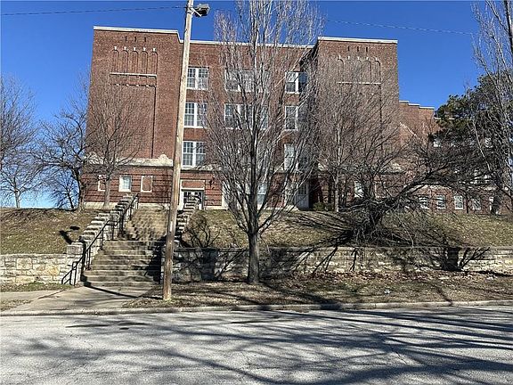 3rd image of 355 Troup Ave