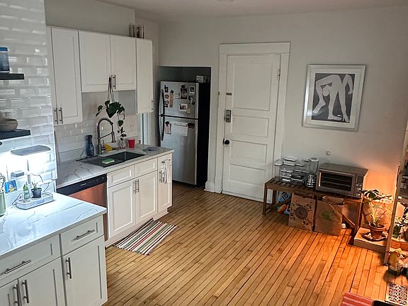 5th image of 822 E Burleigh St