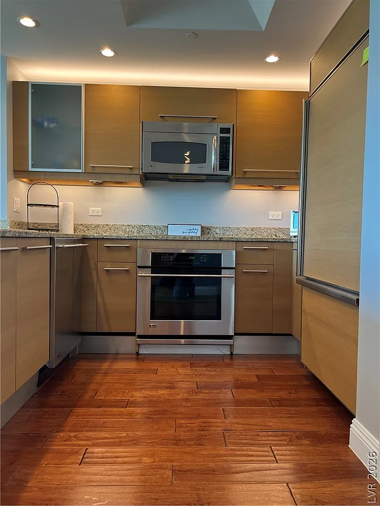 Turnberry Towers — Photo 4