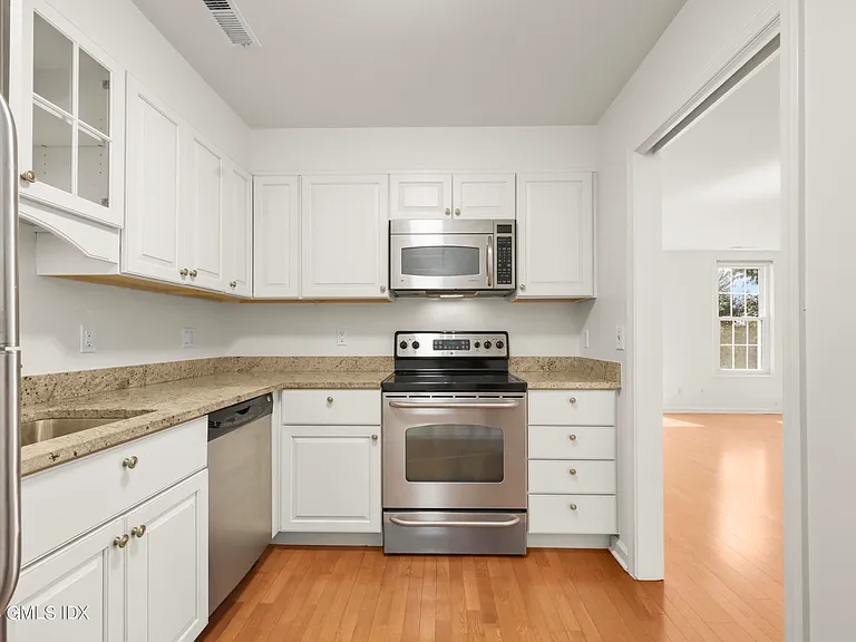 140 Field Point Rd #26 — Photo 5