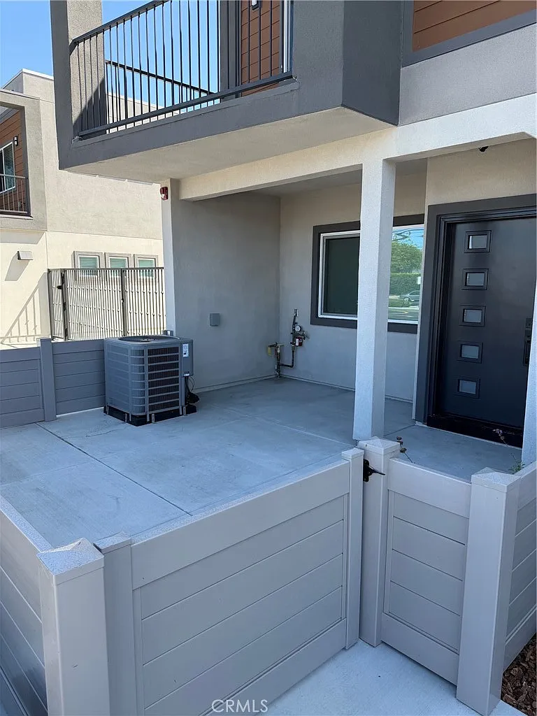 2 bed, 1057 sqft, $3,750 — Photo 2
