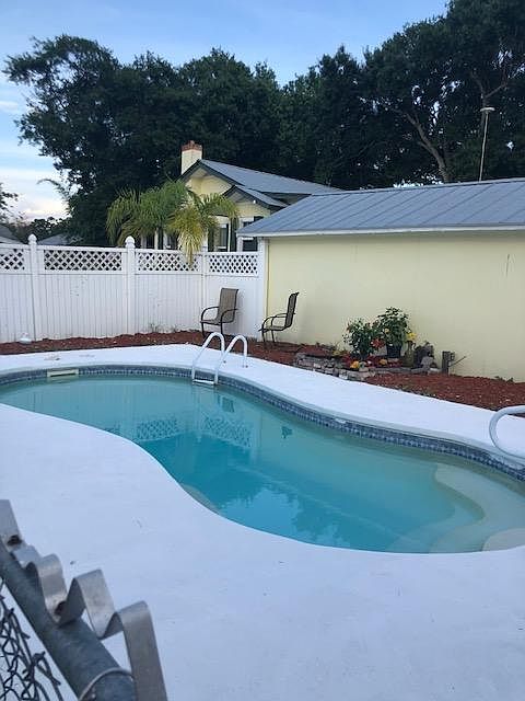 1st image of 2220 Lakeview Dr