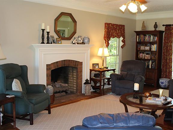 3rd image of 408 Wisteria Ave