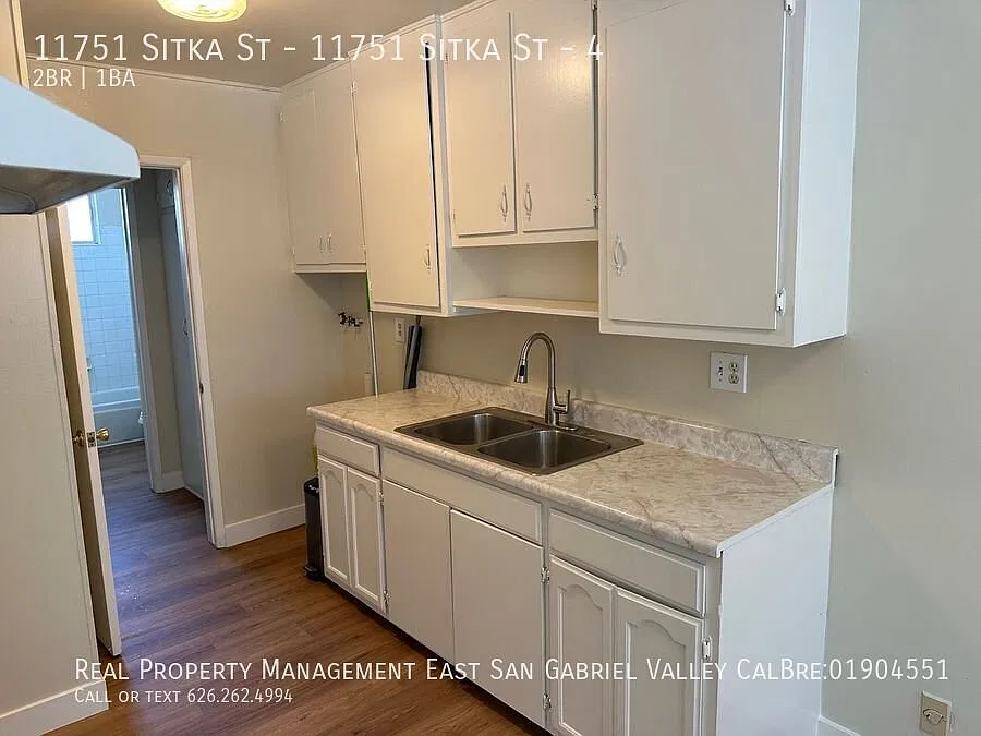 Updated Two Bedroom Apartment At Great Price. — Photo 2