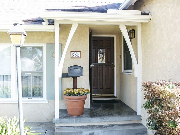 4th image of 832 S Holly Pl