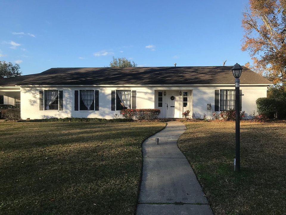 1st image of 3670 Crestwood Dr