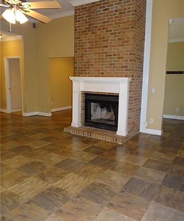 5th image of 1121 Lakes Edge Dr