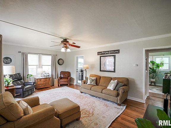 3rd image of 1008 E Parkside Ln