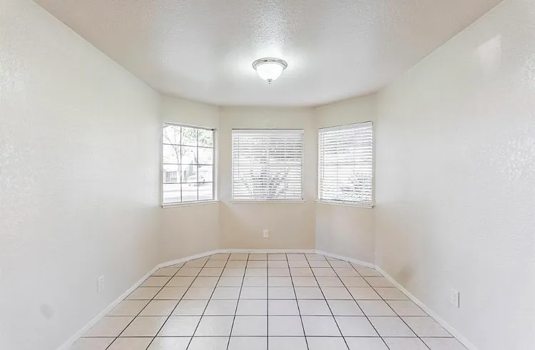 1304 Tyler Ct — Photo 17
