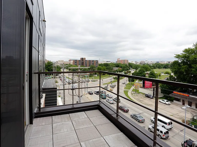 902 Drake St — Photo 42