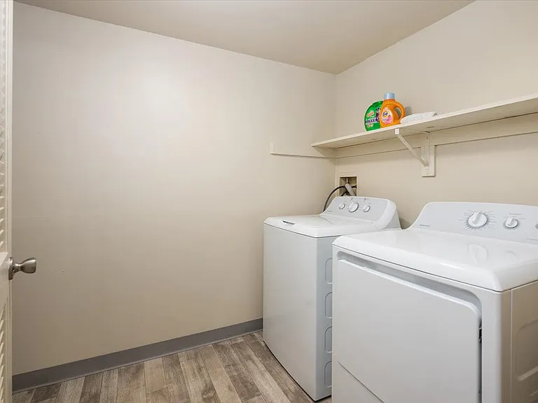 Parkwood Apartments — Photo 36