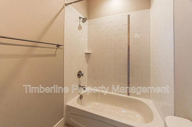 4 bed, 3.0 bath, 3489 sqft, $3,800 — Photo 3