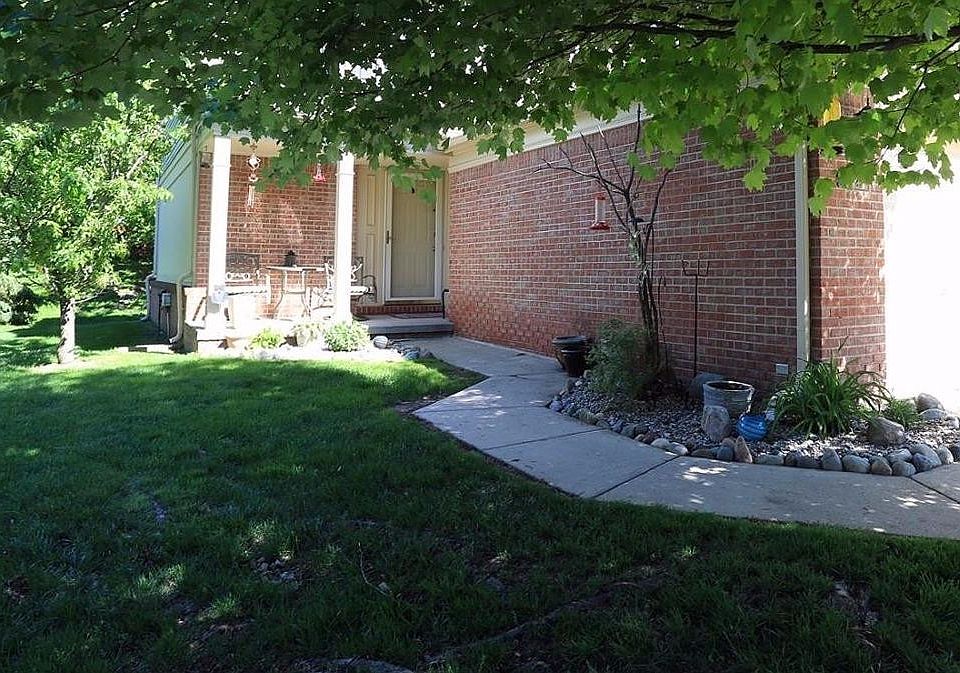 1st image of 3121 E Village Cir