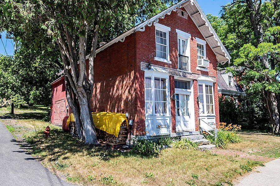 2nd image of 2269 Main St
