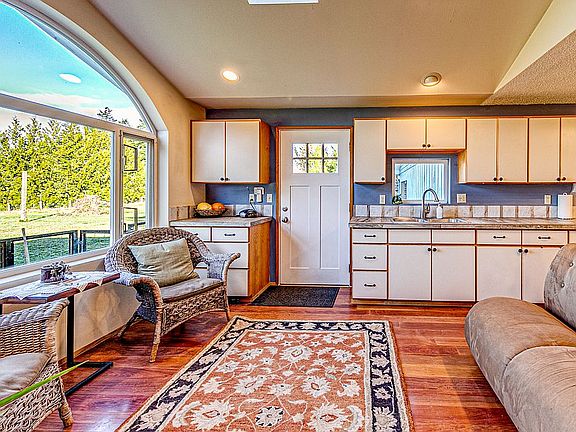 Kitchen Sitting Area