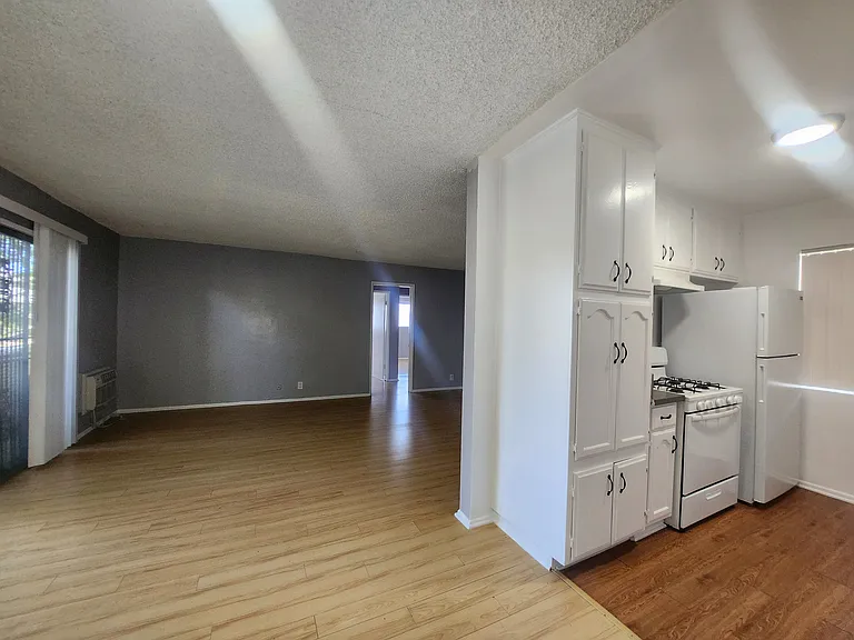 425 N Hobart Blvd — Photo 51