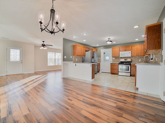 5th image of 398 Shady Brook Dr