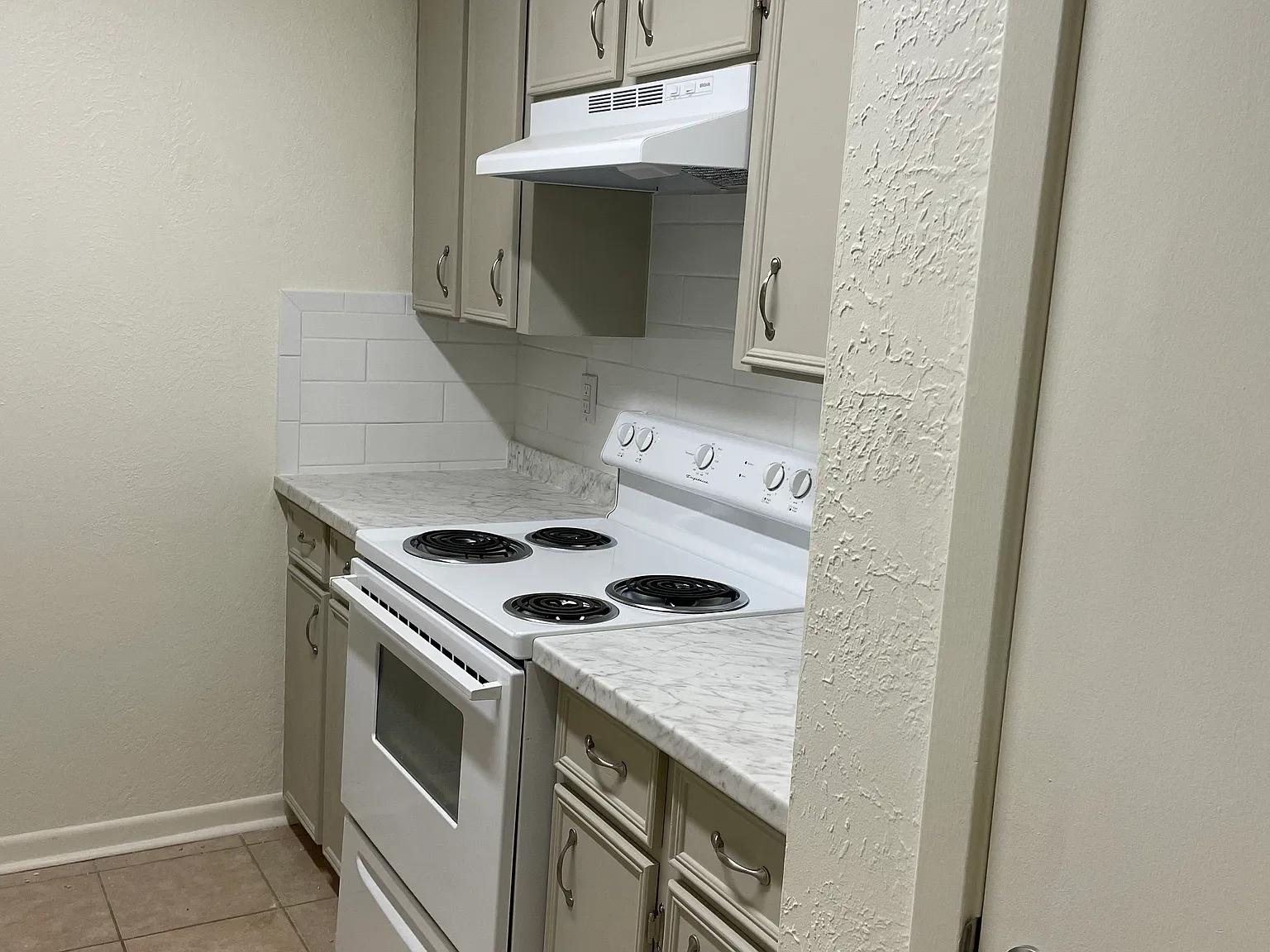 107 W Crockett St — Photo 3