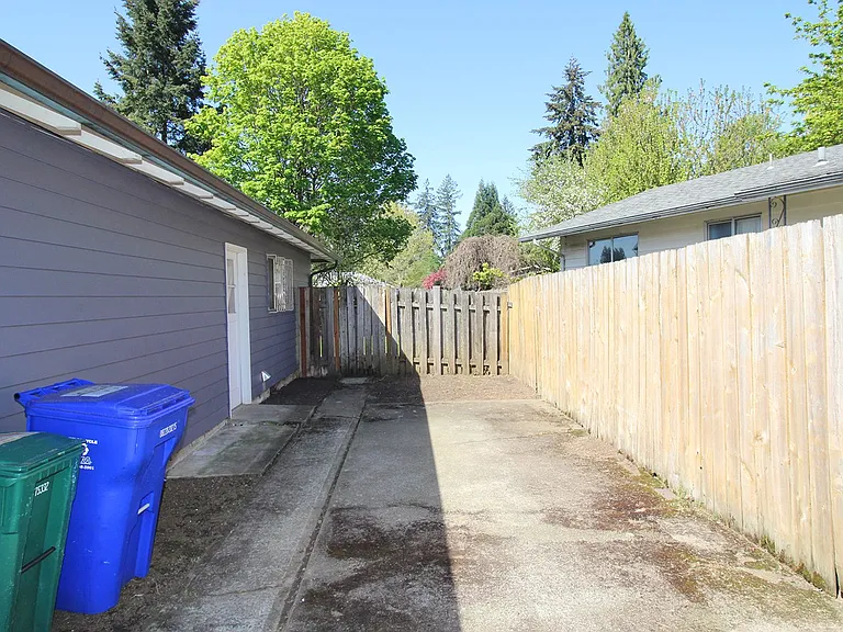 5536 SE Harlow St — Photo 24