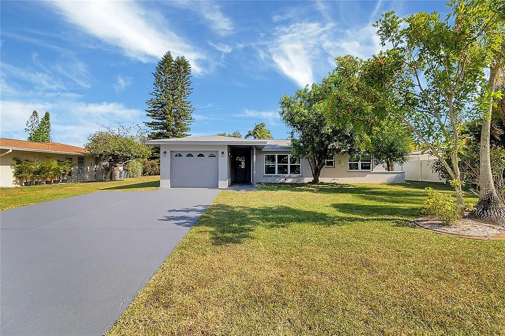 3 bed, 2.0 bath, 1336 sqft, $5,550 — Photo 1