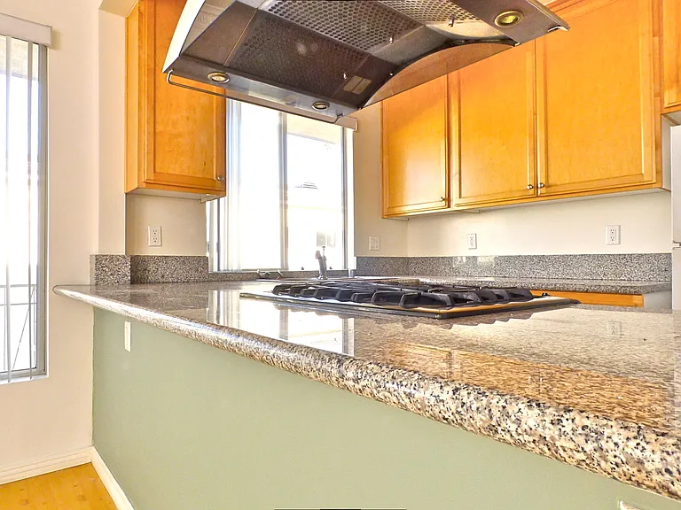 923 6th St #9 — Photo 2