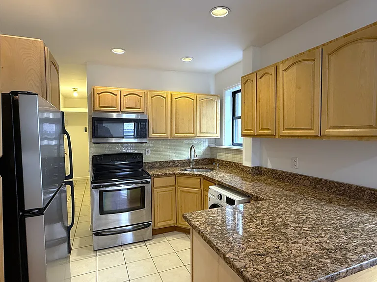 1274 1st Ave #18 — Photo 3