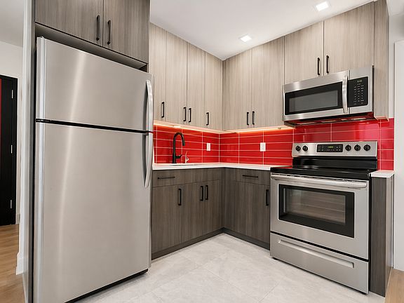 2nd image of 936 De Kalb Ave #204