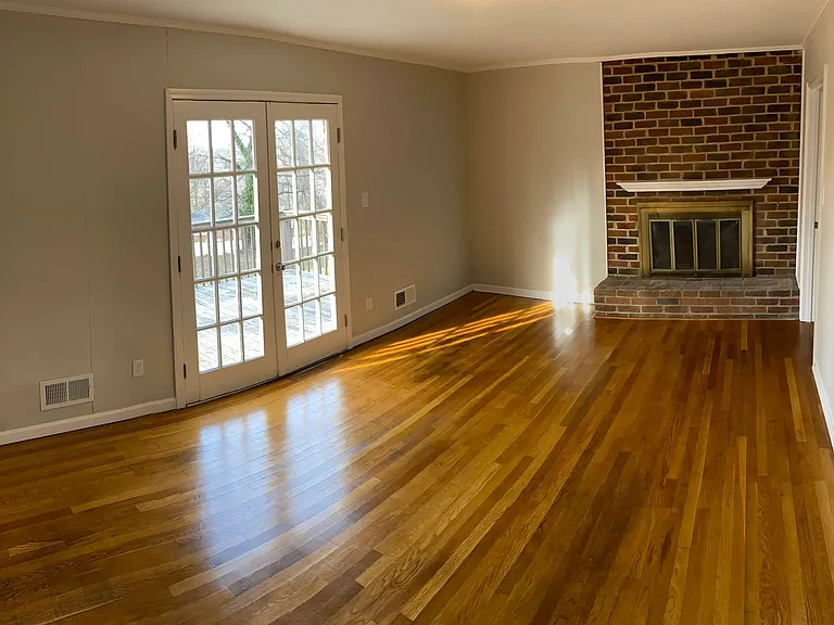 130 Yorkshire Cir — Photo 2