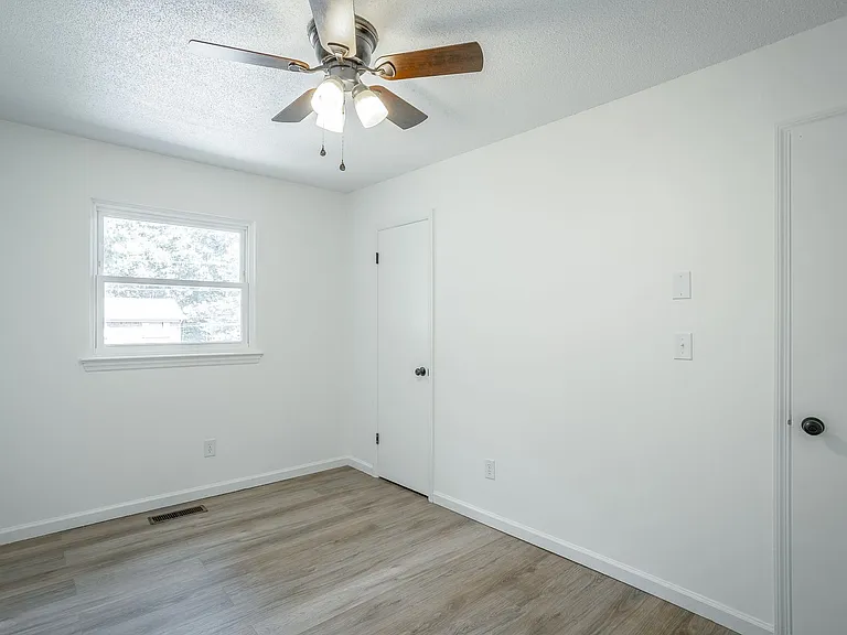 1364 Meadowood Dr — Photo 18