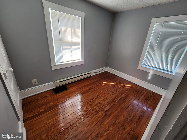 105 N George St — Photo 9