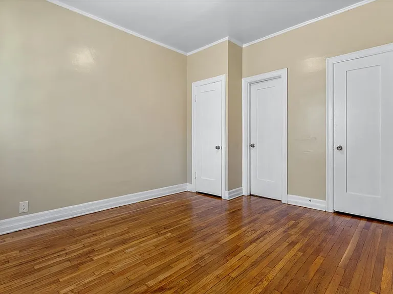 4854 1/4 Mascot St — Photo 15