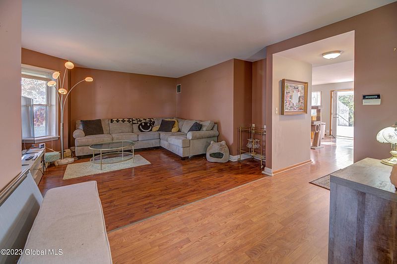 5th image of 2070 Foster Avenue