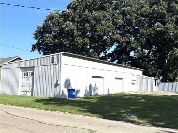 206 E 9th St, Pana, IL 62557
