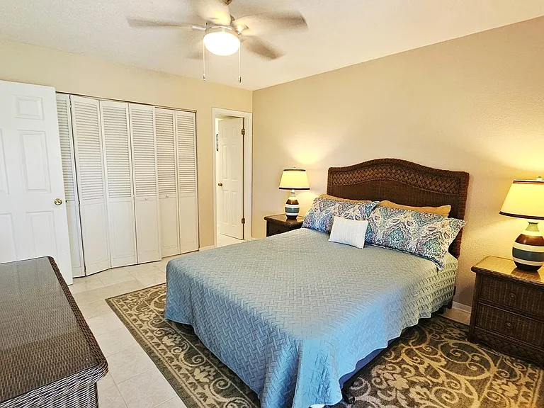 Master bedroom-queen bed
