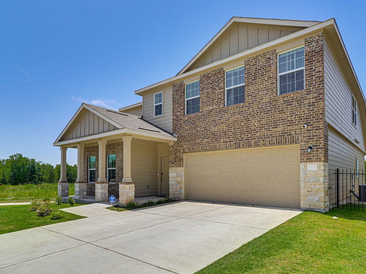 4 bed, 2.5 bath, 2467 sqft, $3,650 — Photo 2