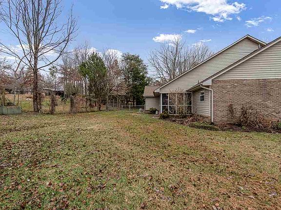 3rd image of 901 Ruby Dr
