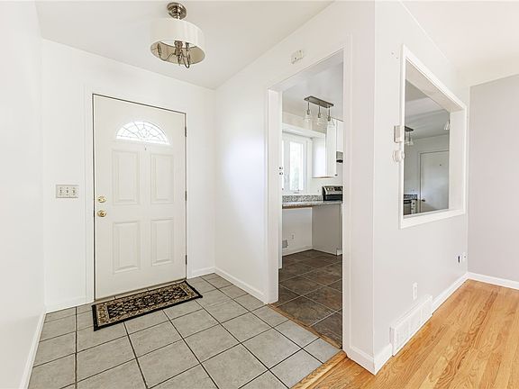 4th image of 30 Newport Dr