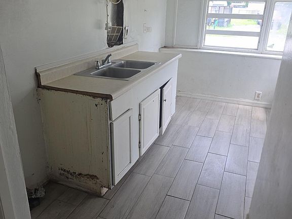 5th image of 2329 Denver St Unit 3