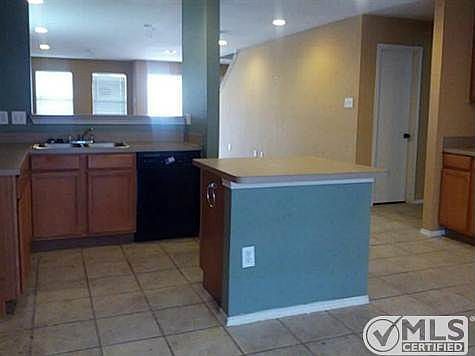 5th image of 944 Canary Dr