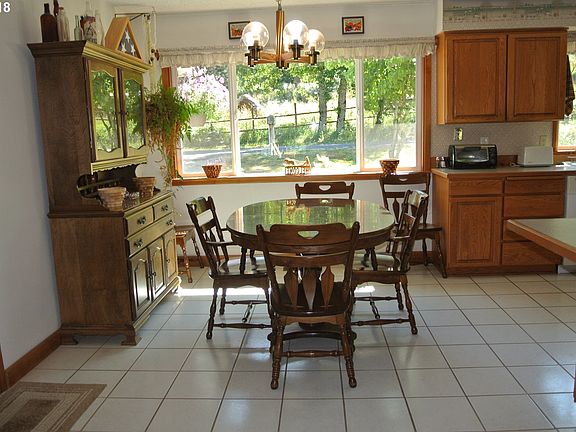 5th image of 527 NE 365th Ave