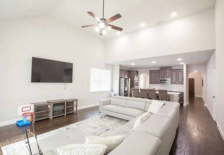 1501 Laurence Ln — Photo 5
