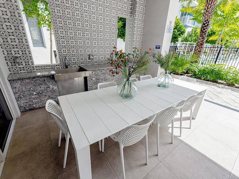 Pura Vida Hialeah Luxury Apartments — Photo 43