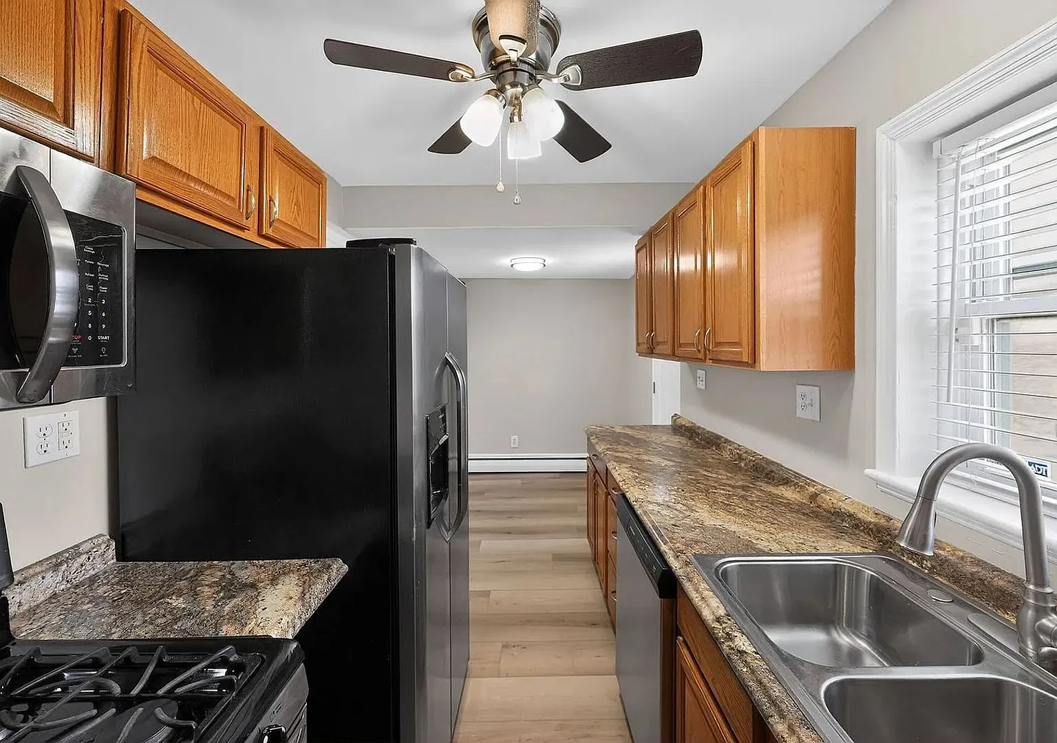 Spacious Townhome with driveway — Photo 3